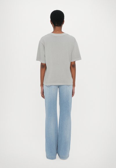 CLOSED RELAXED - Pamata T-krekls - mud grey