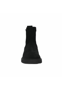 Zwarte suède enkellaarsjes met een vlakke rubberen zool, voorzien van een ronde neus en een minimalistisch ontwerp. Geen zichtbare hardware of versieringen.