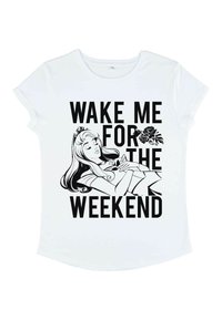 Hvid kortærmet t-shirt med en sort grafik af en sovende karakter og teksten "VÆK MIG FOR WEEKENDEN" i fed skrift.