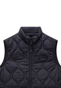 Czarna pikowana kamizelka z wysokim kołnierzem, przednim zamkiem błyskawicznym i teksturowanymi wzorami. Bez rękawów, z logo na przodzie.