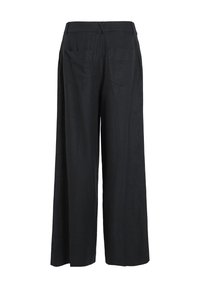 Pantalones de pierna ancha negros con una cintura alta, que presentan una textura suave, bolsillos laterales y pliegues sutiles en la parte posterior.