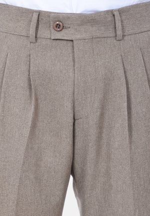 Pantaloni plissettati color marrone chiaro realizzati in tessuto testurizzato con chiusura a bottone. Presentano tasche laterali e una vestibilità sagomata.