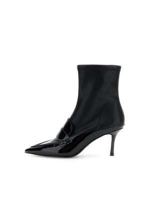 Stivale alla caviglia nero realizzato in pelle liscia con punta affusolata, accenti lucidi in vernice, tacco a spillo sottile e tomaia elasticizzata.