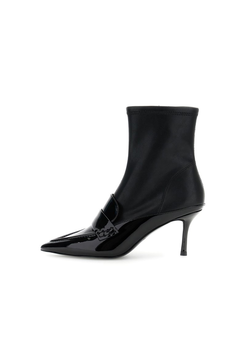 Stivale alla caviglia nero realizzato in pelle liscia con punta affusolata, accenti lucidi in vernice, tacco a spillo sottile e tomaia elasticizzata.