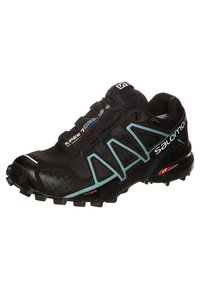 Zapatilla de trail running negra con parte superior texturizada, acentos azules, suela con buen agarre, puntera reforzada y tres ojales para un ajuste seguro.