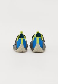 Zapatos de agua de malla en gris, azul y verde brillante. Presentan correas ajustables, suelas texturizadas y tiradores para facilitar el calzado.