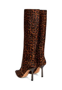Stivali alti fino al ginocchio con stampa leopardata realizzati in materiale testurizzato, con punte affusolate e alti tacchi a stiletto. Schema di colori nero e arancione.