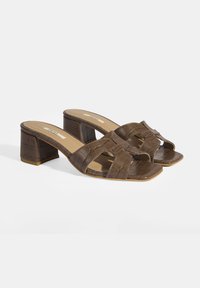 Brown faux leather open-toe block-heel shoes with a textured crocodile pattern, featuring crossed straps and a squared toe design.
