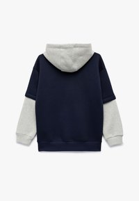 Hoodie med en marinblå kropp och grå ärmar, tillverkad av mjukt material med ribbade muddar och nederkant. Enkel design med en avslappnad passform.