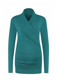 Tealfärgad långärmad omlottblus med rynkade detaljer på den nedre framsidan och en hög, vikt krage.