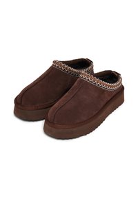 Scarpe slip-on in suede marrone con un bordo intrecciato testurizzato attorno al colletto e una suola spessa e rigata per maggiore grip e comfort.