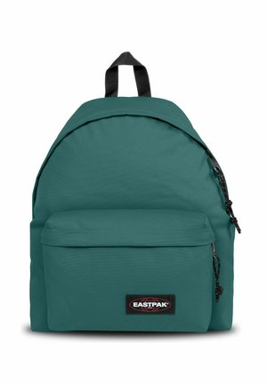 Groenblauwe Eastpak rugzak met een voorvak met ritssluiting, een zwarte hengsel lus en ritssluitingen met zwarte trekkoordjes op een witte achtergrond.
