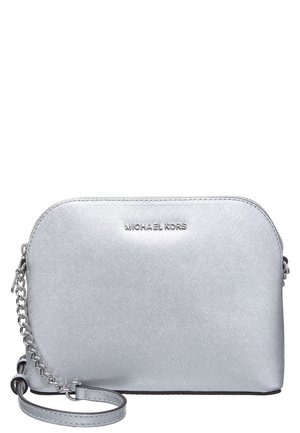 Kleine zilverkleurige metallic schoudertas met ketting- en leren riem, afgeronde bovenkant en merklogo aan de voorkant.