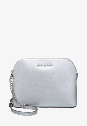 Petit sac bandoulière métallique argenté avec chaîne et bandoulière en cuir, sommet arrondi, et logo de la marque à l'avant.