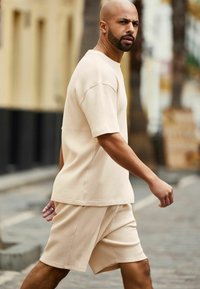 Next REGULAR FIT - Rövidnadrágok - ecru white