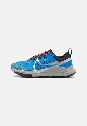 Blaues Netz-Laufschuh mit dunkelgrauen Akzenten, roten Schnürsenkeln, weißem Branding, strukturiertem Sohlen und perforierter Seite für Atmungsaktivität.