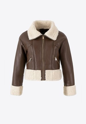 Braune Leder-Cropped-Jacke mit einem cremefarbenen Kunstfellkragen und -manschetten, ausgestattet mit einem Reißverschluss auf der Vorderseite und zwei seitlichen Reißverschlusstaschen.