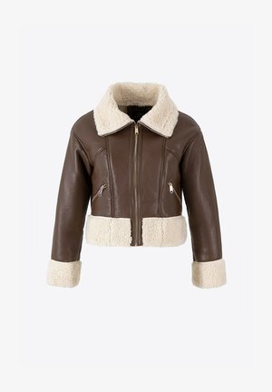 Braune Leder-Cropped-Jacke mit einem cremefarbenen Kunstfellkragen und -manschetten, ausgestattet mit einem Reißverschluss auf der Vorderseite und zwei seitlichen Reißverschlusstaschen.