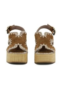 Sandali platform in suede marrone con punta aperta, dettagli ricamati in modo intricato, cinturino alla caviglia regolabile e suola simile al juta intrecciata.