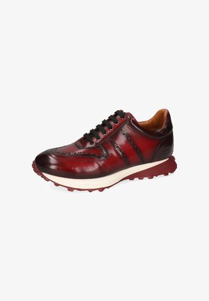 Sneaker in pelle bordeaux con lacci neri, dettagli brogue, suola intermedia beige e suola esterna in gomma rossa, inclinata a destra su sfondo bianco.