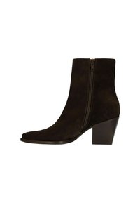 Zwarte nubuck enkellaars met een spitse neus, zijrits en een stevige, donkere houten hak. De zool is glad met minimale grip.