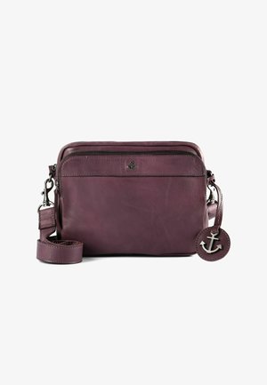 Borsa a tracolla in pelle color prugna scuro con chiusura superiore con cerniera, tasca frontale e ciondolo a forma di ancora. Dotata di tracolla regolabile e texture liscia.