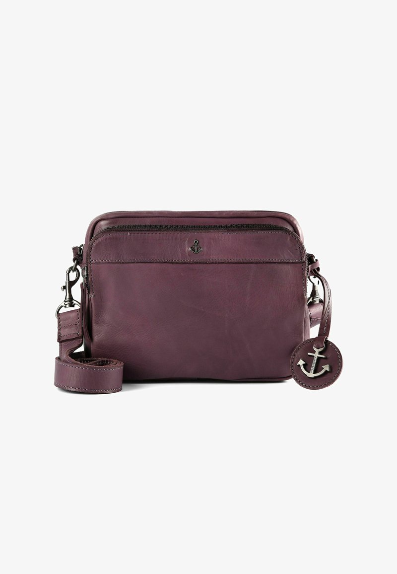 Leder-Umhängetasche in tiefem Pflaumenton mit Reißverschluss oben, vorderer Tasche und einem Ankeranhänger. Verfügt über einen verstellbaren Riemen und eine glatte Oberfläche.