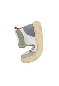 Hochstellung Sneaker aus weißem Leder mit Akzenten aus grünem, blauem und beige Wildleder. Ausgestattet mit einer dicken beigefarbenen Gummisohle und einem einzigartigen gefalteten Design.
