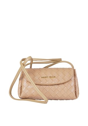 Piccola borsa a tracolla in pelle intrecciata beige con patta e logo dorato "Marc Ellis" sul davanti.