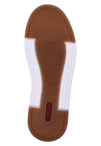 Podeszwa buta z falistą teksturą, z brązowym gumowym środkiem, białymi akcentami po bokach i szczegółem logo w kolorze czerwonym. Projekt charakteryzuje się wyraźnym wzorem bieżnika.