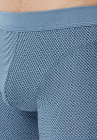 Blå stretchtyg kalsonger med diamantmönster, med en åtsittande design och en mjuk midjeband. Slät yta och elastisk passform.