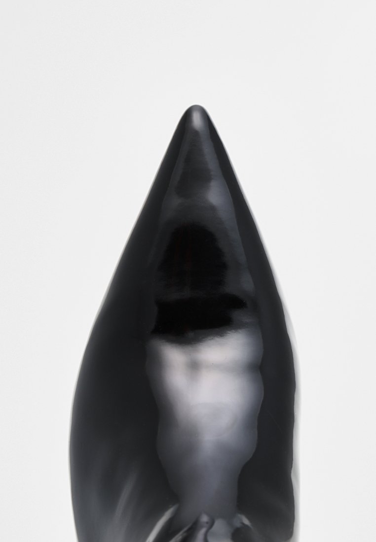 Błyszczący czarny czubek na obcasie z lakierowanej skóry na białym tle.