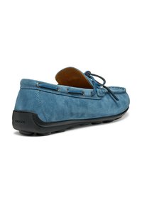 Zapato de barco azul de ante con suela de goma negra, diseño de cordones y dos ojales laterales. Cuenta con un interior ligeramente acolchado para mayor comodidad.