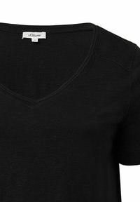Schwarzes V-Ausschnitt-T-Shirt aus weichem Stoff, mit kurzen Ärmeln und einem schlichten Design mit minimalen Nähdetails.