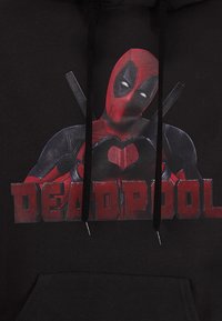 Felpa nera con cappuccio caratterizzata da una grande grafica di Deadpool con una maschera rossa e accenti neri, accompagnata da un audace testo rosso che dice "DEADPOOL".