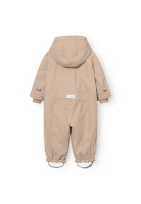 Beige vanntett barneoverall med hette, elastiske mansjetter, justerbare stropper og en glatt tekstur, med en sydd merkeetikett.