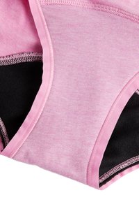 Bermudes en tissu rose clair et noir, avec une texture douce, des coutures contrastantes et un design extensible pour le confort.