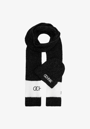 Czarny dzianinowy szalik i pasująca czapka z białymi paskami i logo. Szalik ma ribbową fakturę, a oba elementy mają błyszczące nitki.