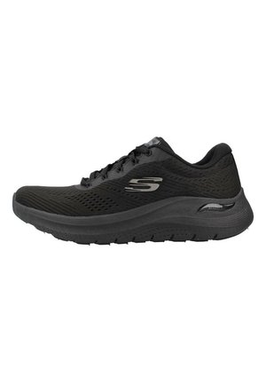 Schwarzer Sportschuh mit einem strukturierten Mesh-Obermaterial, einer dicken gepolsterten Sohle und einem Logo an der Seite. Verfügt über eine Schnürung für einen sicheren Halt.