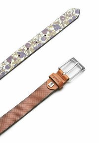 Zwei Gürtel: einer mit einem floralen Muster in Lila und Beige, und ein brauner perforierter Ledergürtel mit einer silbernen rechteckigen Schnalle und Gravur.
