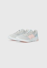 Chaussures de sport grises avec une tige en mesh, présentant des accents bleu clair et rose, une semelle rembourrée et un design texturé pour l'adhérence.
