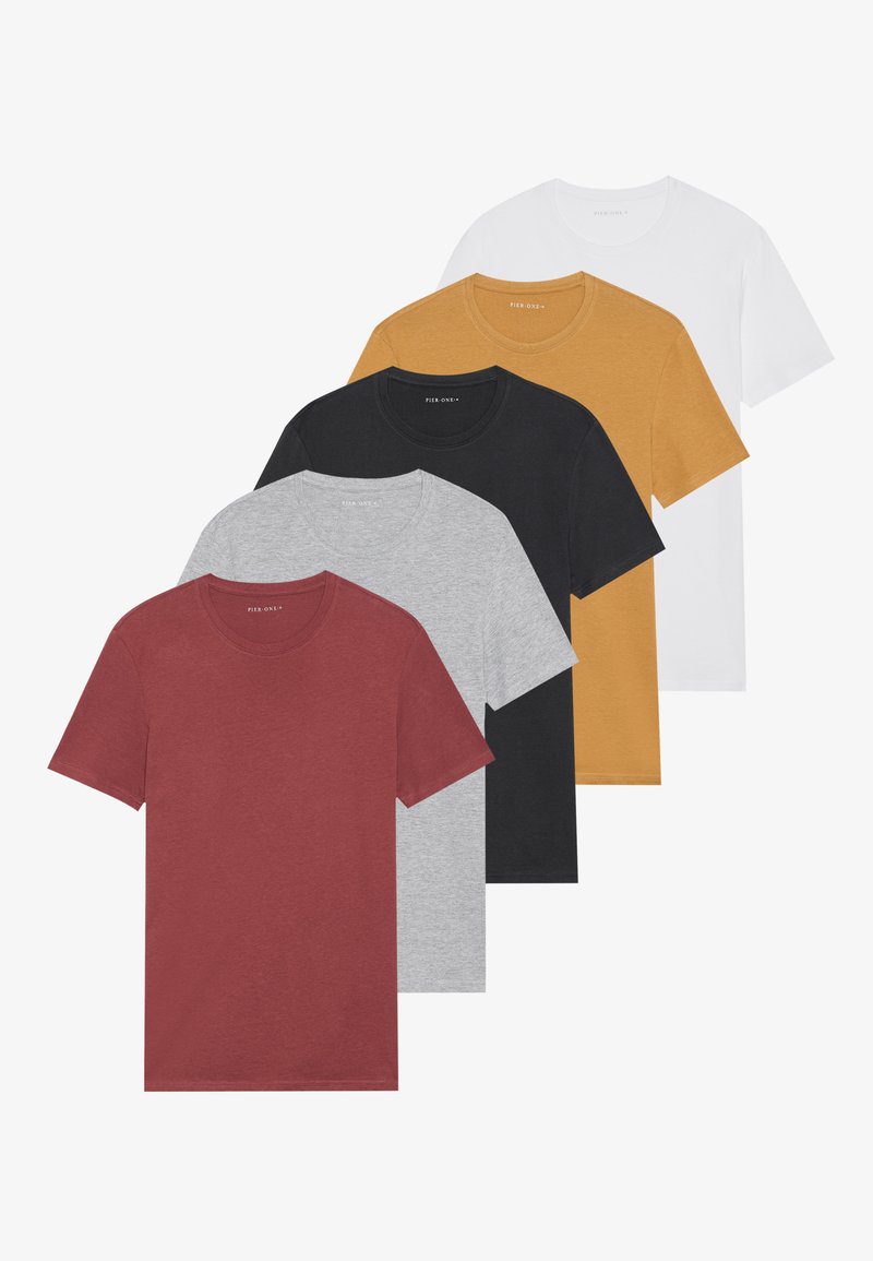 Cinq T-shirts à col rond en bordeaux, moutarde, gris, noir et blanc. Matériau en coton avec manches courtes et coupe standard. Marquage minimal au niveau du col.