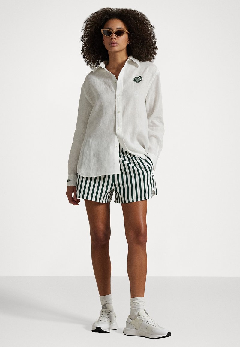 Polo Ralph Lauren WIMBLEDON SHORT FLAT FRONT - Šortky - moss agate/ceramic white
