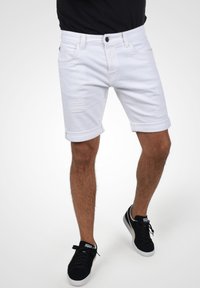 INDICODE JEANS IDHALLOW - Kratke hlače od trapera - off-white