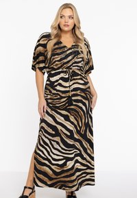 Robe maxi en motif rayé tigre noir et or, avec un décolleté en V, des manches kimono courtes, une taille à cordon et une fente sur le côté.