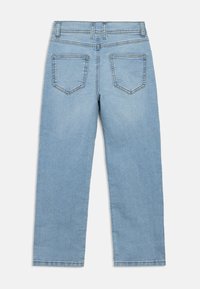 Φωτεινό μπλε τζιν παντελόνι από πίσω, με δύο πίσω τσέπες, θηλιές για ζώνη και ίσια κομμένα μπατζάκια.