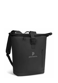 Bolso tote negro con correas ajustables, material impermeable y un bolsillo frontal con cremallera. Presenta un logo y un cierre enrollado en la parte superior.