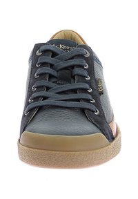 Sneaker nero e grigio realizzata in pelle e tessuto. Caratterizzata da punta rotonda, chiusura con lacci e una suola in gomma con dettagli color nocciola.
