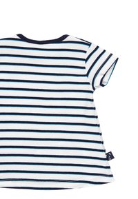 T-shirt a maniche corte per bambini con strisce orizzontali blu navy e azzurro su tessuto bianco, colletto nero e piccolo cartellino laterale.