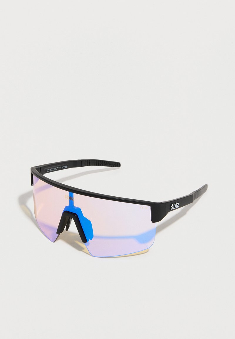 Μαύρα αθλητικά γυαλιά ηλίου με έναν ενιαίο ροζ φακό, μαύρα μαξιλαράκια στη μύτη και λογότυπο στα πλαϊνά, τοποθετημένα σε λευκό φόντο.